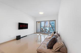 Chic 1BR APT with Pool, Gym, BBQ, Tennis Court - Dubai - 3