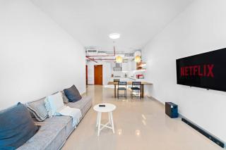 Chic 1BR APT with Pool, Gym, BBQ, Tennis Court - Dubai - 2