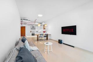 Chic 1BR APT with Pool, Gym, BBQ, Tennis Court - Dubai - 4
