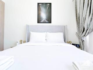 Balcony Studio Haven in Riviera - Dubai - 6