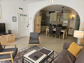 Town Centre Bright & Spacious apt - 2