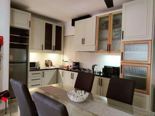 Town Centre Bright & Spacious apt - 7