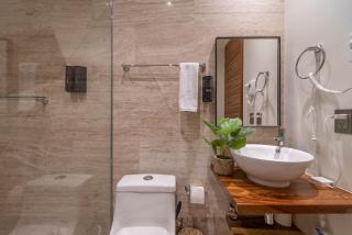 King Suite with Rooftop Pool, Sauna, Gym, Parking - 1