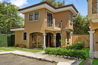 Charming 2 BD Villa with Pool Access - 4