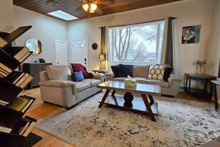 The Peaceful Blue House in Highland - 4