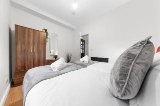CityScape Retreat-Sleeps 9-Central-Free Parking - Southampton - 4