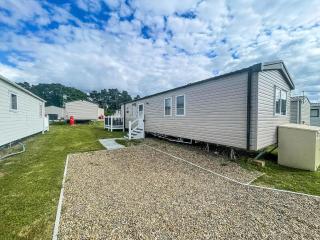 Modern Caravan At Caldecott Hall With Decking In Norfolk, Sleeps 8 Ref 91068C - Great Yarmouth - 1