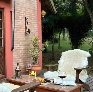 CHALÉ AZALÉA chalé no CAMPO com roupas de cama e banho, internet de alta velocidade, cozinha equipada, estacionamento privativo, decks, jardins e lareiras - 9