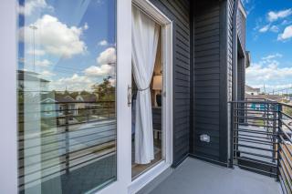 Modern 3BR Near Minute Maid Ensuite & Balcony - 1