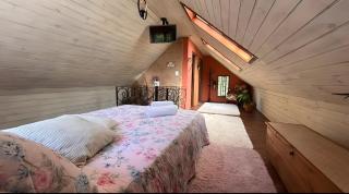 Chalé Azaléa com roupas de cama e banho internet de alta velocidade smart tv lareiras decks jardim cozinha equipada estacionamento privativo floresta relaxamento descanso e silêncio no campo - Cunha - 4