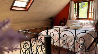 CHALÉ AZALÉA chalé no CAMPO com roupas de cama e banho, internet de alta velocidade, cozinha equipada, estacionamento privativo, decks, jardins e lareiras - 3