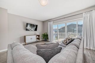 Bright Pet Friendly SE Calgary Home - 0