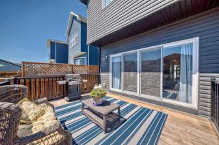 Bright Pet Friendly SE Calgary Home - 8