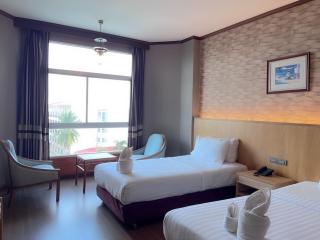 โรงแรมเลิศธานี - - 2