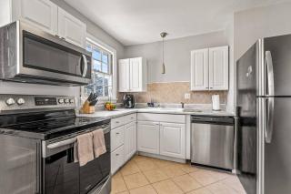 East Hill Manor with 2 Kitchens Near Beach & Downtwn - Pensacola - 7