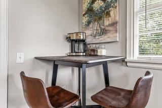 East Hill Manor with 2 Kitchens Near Beach & Downtwn - Pensacola - 1
