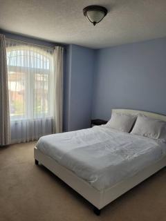 Huge Family home sleeps 10 with 3 parking spots - Kitchener - 5