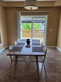Huge Family home sleeps 10 with 3 parking spots - Kitchener - 3