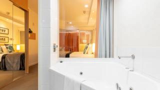 Spa Apartment - Beautiful Views Of Golf Course! - Pelican Waters - 2