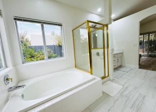 Charming Retreat in CA Valley - 4