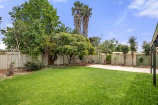 Charming 3-Bed Family Home with Amazing Garden - Werribee - 4