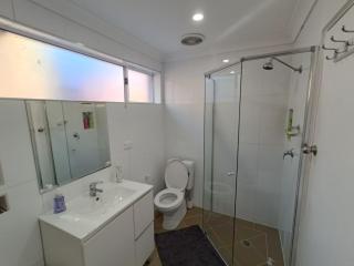 Cozy Room in Spacious, Two Story Home - GC - Holroyd - 1