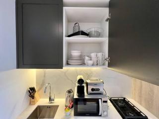 Waves - Ideal Dubai Retreat, Elegant Studio in Oxford 212 - Dubai - 3