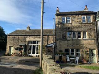 Barn Cottage Quirky Weaver's Cottage in Quaint Hamlet - Holmfirth - 0