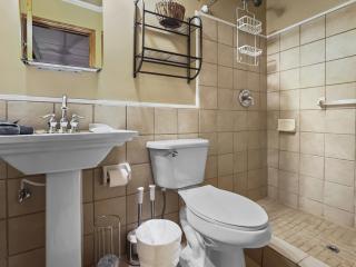 LB105B Cozy Condo Sleeps 6 WiFi Gated Parking NICE - 5