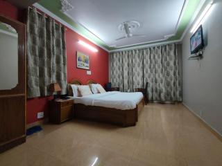 Hotel Snow Crest Inn - Natural landscape Mountain ViewOpens in new window - Dharamshala - 4