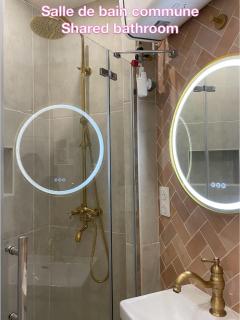 Chambre privée, sdb partagé, Arc de Triomphe, métro 1, T3b, RER c e a - Paris - 6