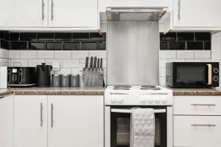 Centrally Located Spacious Three Bedroom Apartment Short Term Rental & Flexible Renting Hackney With Free Wifi - Londra - 2
