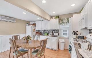 Seaside Getaway! 3 Blocks to Beach with Washer-Dryer - 3