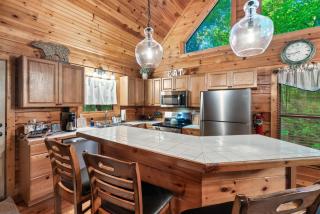 Peaceful Forest Retreat - with Hot Tub and Fireplace, Near Local Attractions - Sevierville - 6