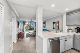 Completely Remodeled I Block Away From Free Beach Access - Marco Island - 9
