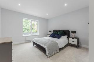 Prime Location 4-Bed Home in Croydon with Parking - 3