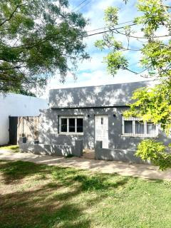 Impecable casa a cuadras de la Laguna De Chascomús con jardin, cochera y Parrilla - Chascomús - 7