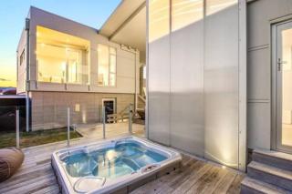 Architectural masterpiece, private beach access - Omaha - 9