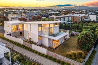 Architectural masterpiece, private beach access - Omaha - 2