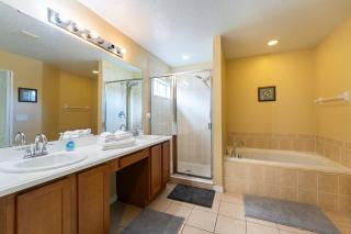 Stunning 2 Story Pool Home With Spa, Game Room & Movie Room in Gated Community - Davenport - 6