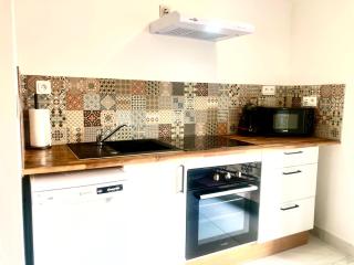 "L'Echapée Belle" Maison de village climatisée de 45m2 à proximité de Carcassonne,1 chbre à l'étage vue panoramique sur les pyrénées, cuisine équipée,1Salon,1 sdb, Wifi, Parking gratuit, Netflix,Canal sat, Fauteuil massant - 9