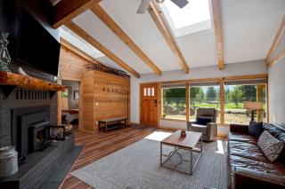 Mountain Retreat with Hot Tub near skiing and golf - Mount Hood Village - 0