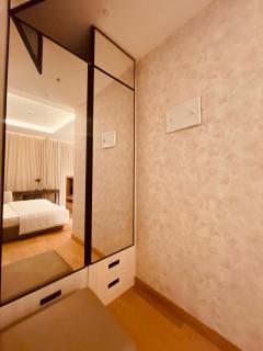 Leela Bhartiya city - luxury apartment - 0