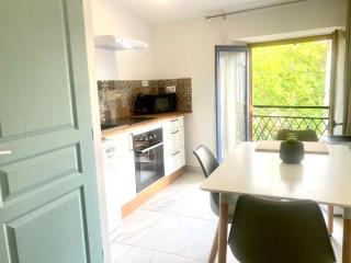 "L'Echapée Belle" Maison de village climatisée de 45m2 à proximité de Carcassonne,1 chbre à l'étage vue panoramique sur les pyrénées, cuisine équipée,1Salon,1 sdb, Wifi, Parking gratuit, Netflix,Canal sat, Fauteuil massant - Montréal - 7
