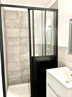 "L'Echapée Belle" Maison de village climatisée de 45m2 à proximité de Carcassonne,1 chbre à l'étage vue panoramique sur les pyrénées, cuisine équipée,1Salon,1 sdb, Wifi, Parking gratuit, Netflix,Canal sat, Fauteuil massant - 1