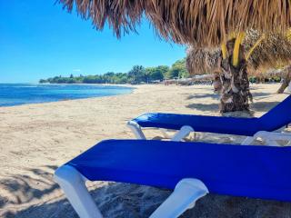 Costambar Ocean Breeze - Beachfront Apartment with Pool - 3