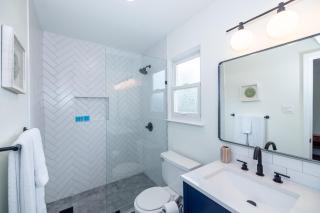 Luxury 4BR Oasis with Pool, Hot Tub & Game Room! - Cedar Park - 3