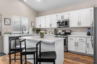 Cozy 5BR with Games and Pool for All - Las Vegas - 2