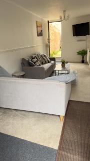 Spacious 5 Bedroom House Close To Town Center - 3