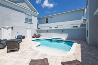 Luxurious Pool Home Overlooking Golf Course - 0
